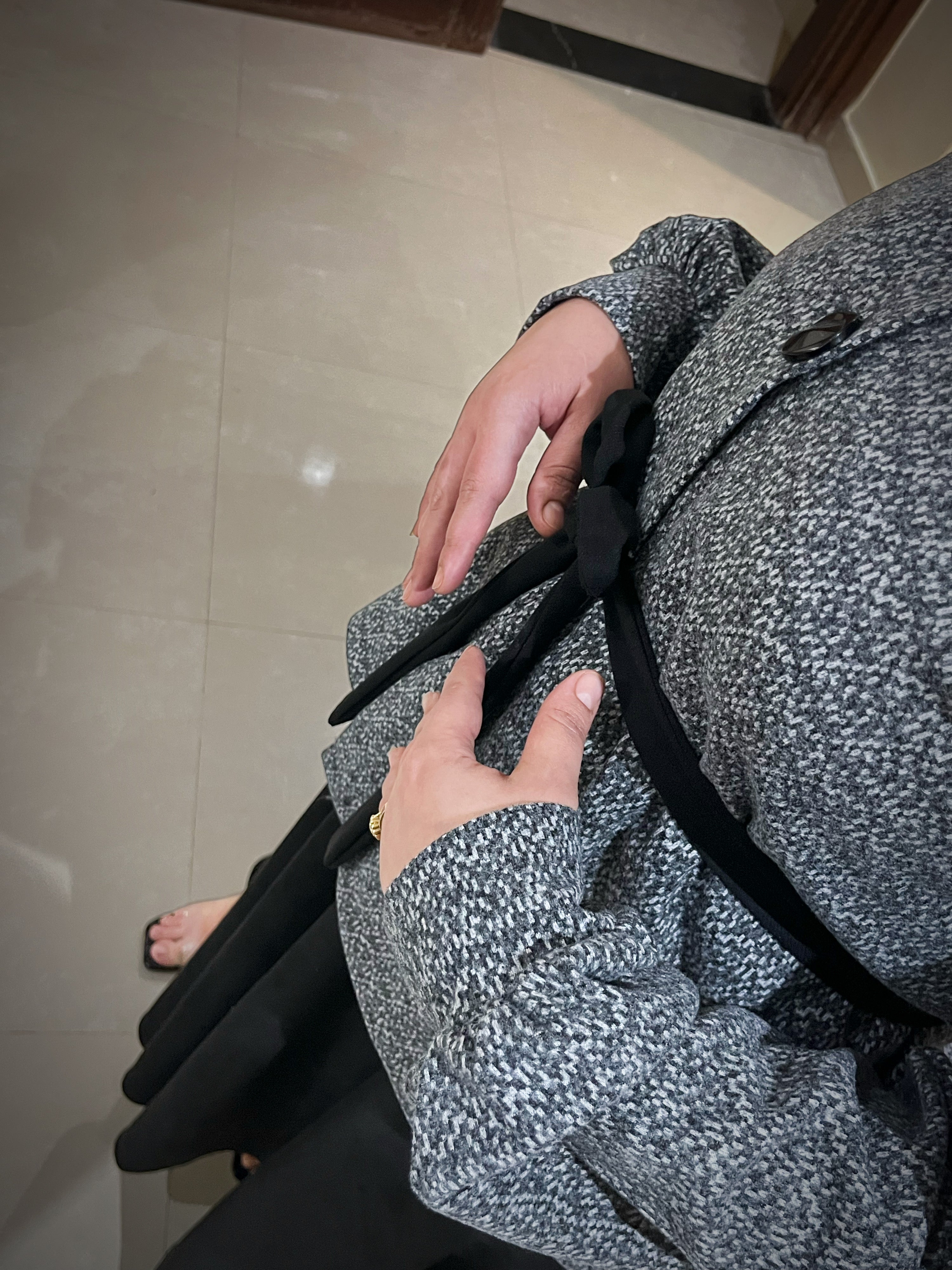 تنورة طويلة بلمسة راقية – ستايل شتوي فاخر